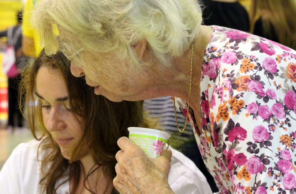 Frau May hilft, wo sie kann. (Foto: Sven Wernicke)
