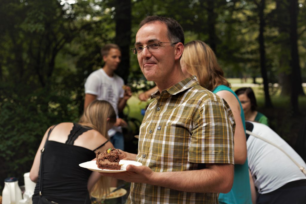 Herr Quaas genießt den Kuchen. (Foto: Sven Wernicke)