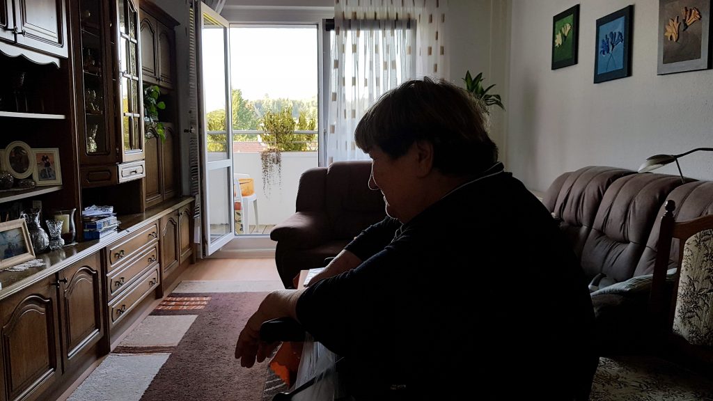Frau Latzel in ihrer Wohnung. (Foto: Sven Wernicke)