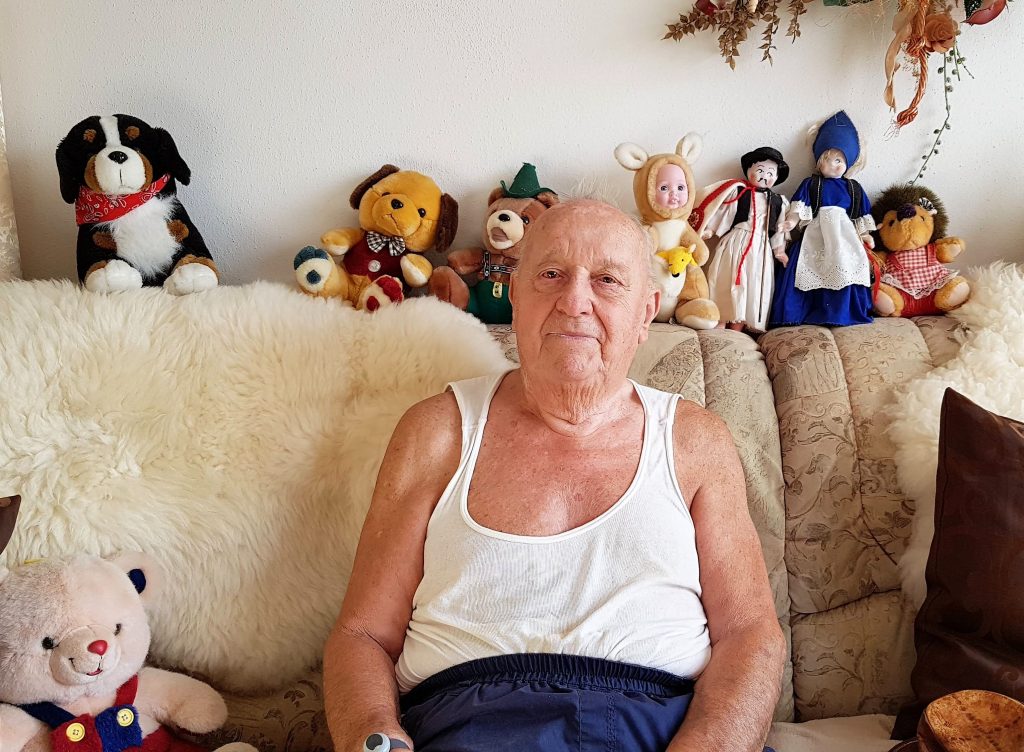 Herr Berndt und seine Kuscheltiere. (Foto: Sven Wernicke)
