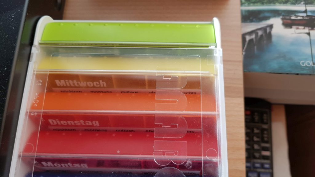 Medikamente. Solche Boxen stehen bei jedem Klienten. (Foto: Sven Wernicke)