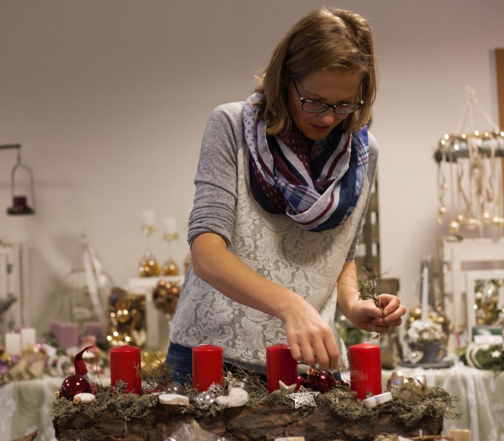 Hier wird ein grandioser Weihnachtskranz gebastelt. (Foto: Sven Wernicke)