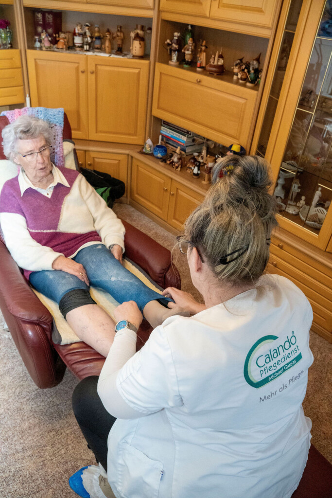 Calando Pflegedienst – Anziehen von Kompressionsstrümpfen