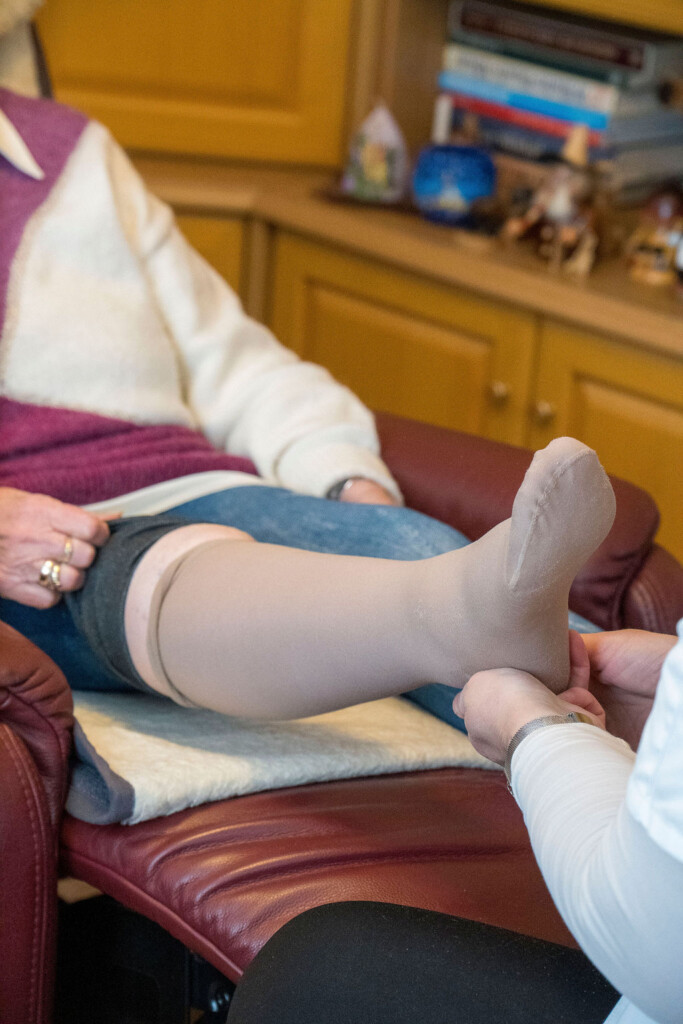 Calando Pflegedienst – Anziehen von Kompressionsstrümpfen 2