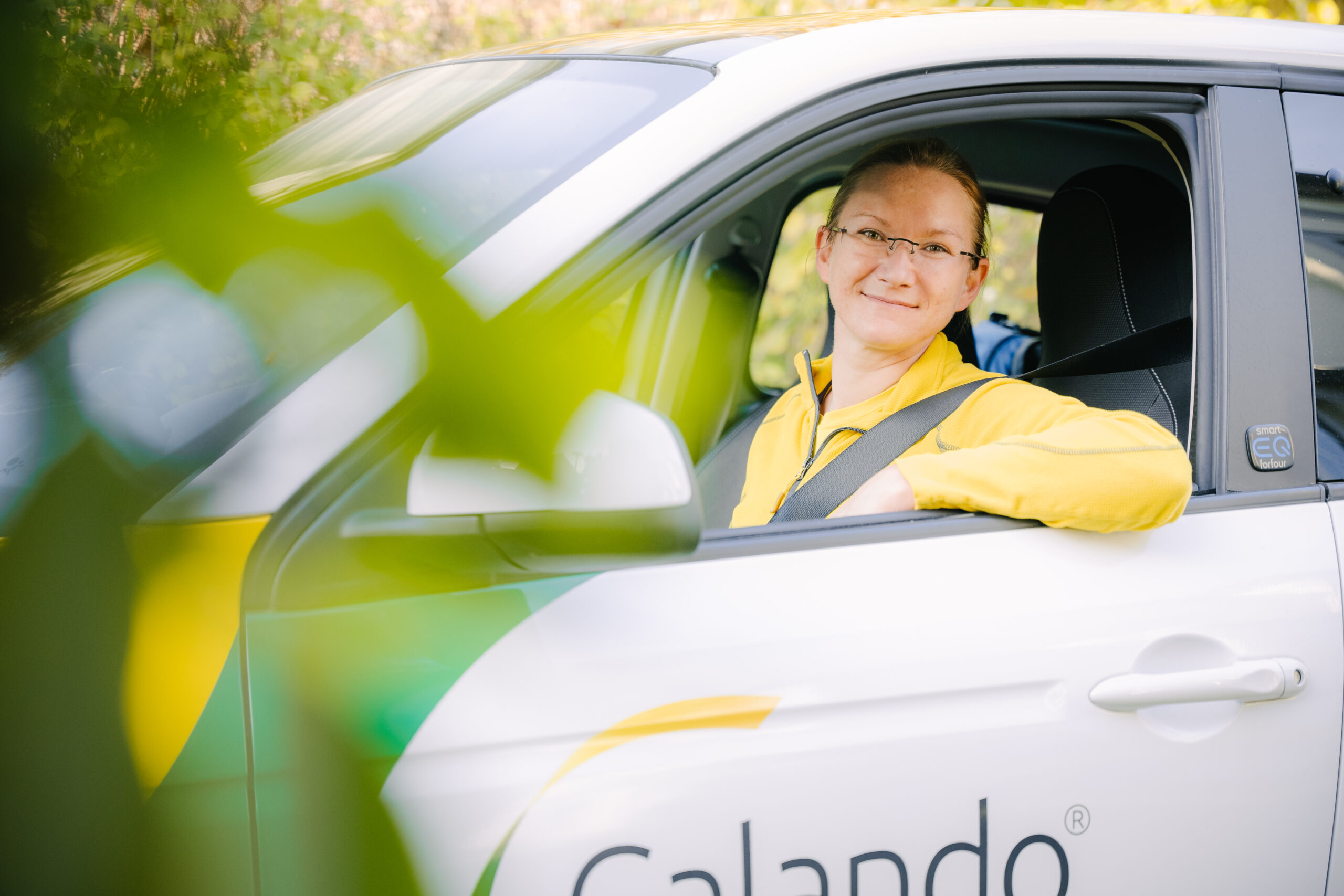 Pflegerin Stephanie vom Calando Pflegedienst in Dresden unterwegs zu einem Klienten