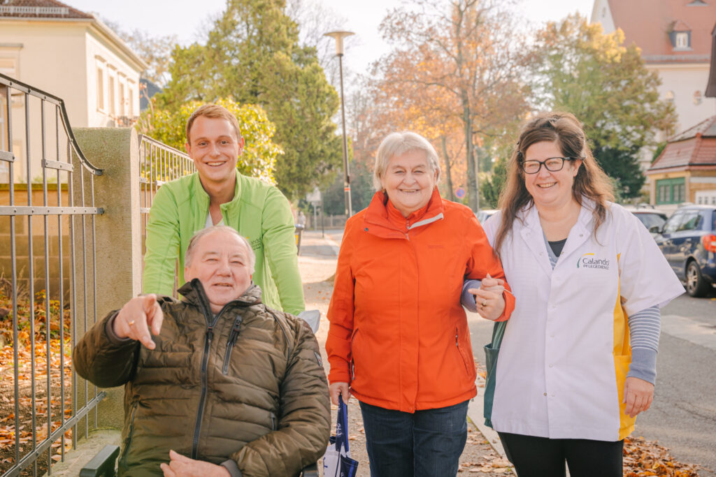 Pfleger*innen von Calando unterwegs mit Klienten