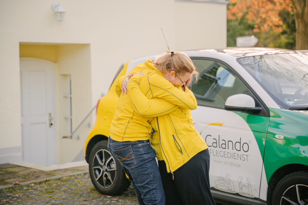 Umarmung zweier Calando-Kolleginnen