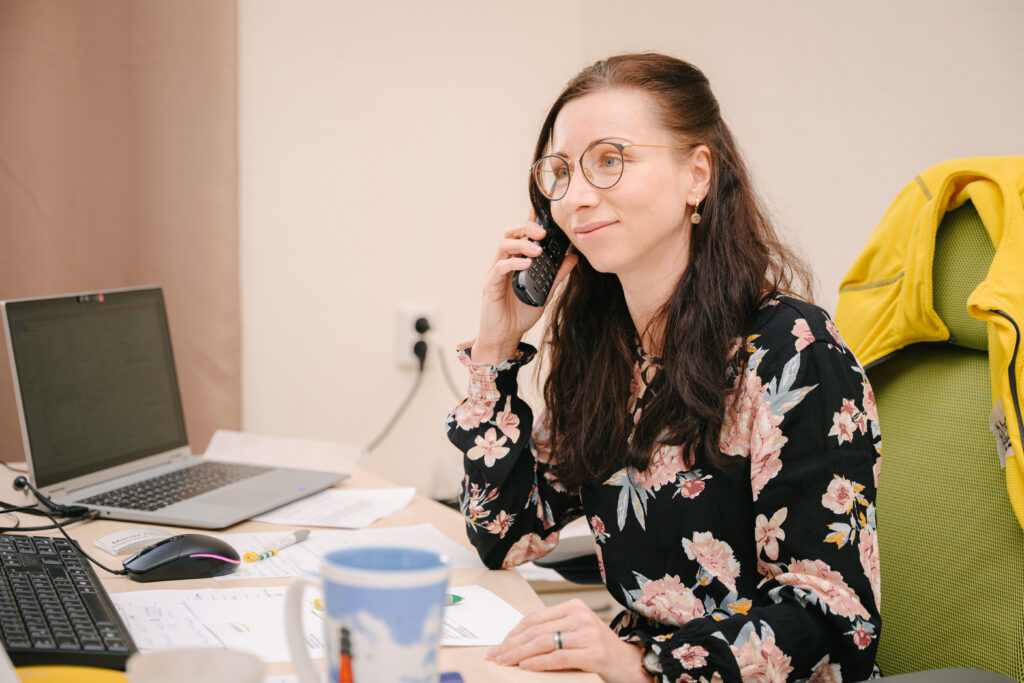 Calando-Mitarbeiterin am Telefon