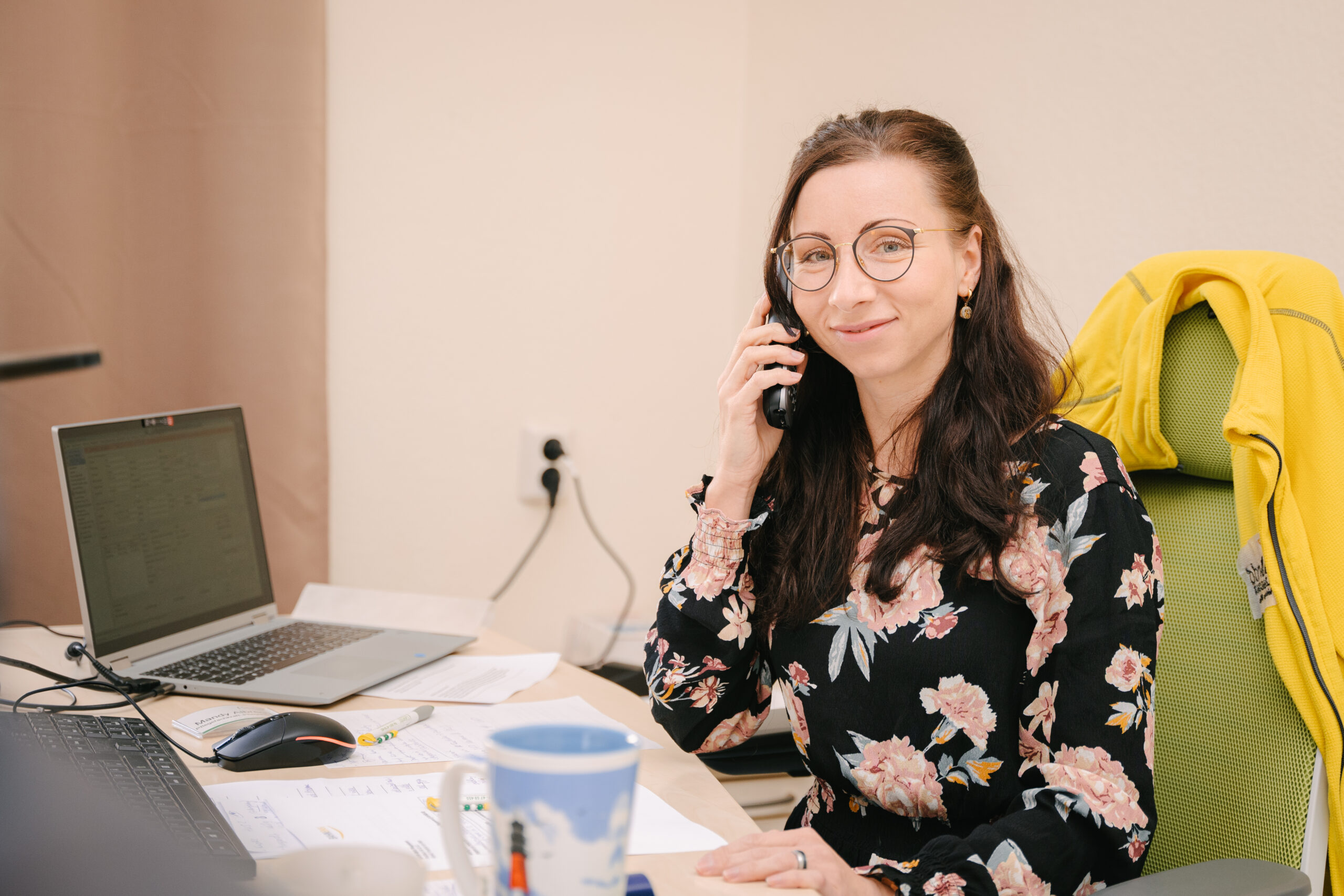 Calando-Mitarbeiterin am Telefon