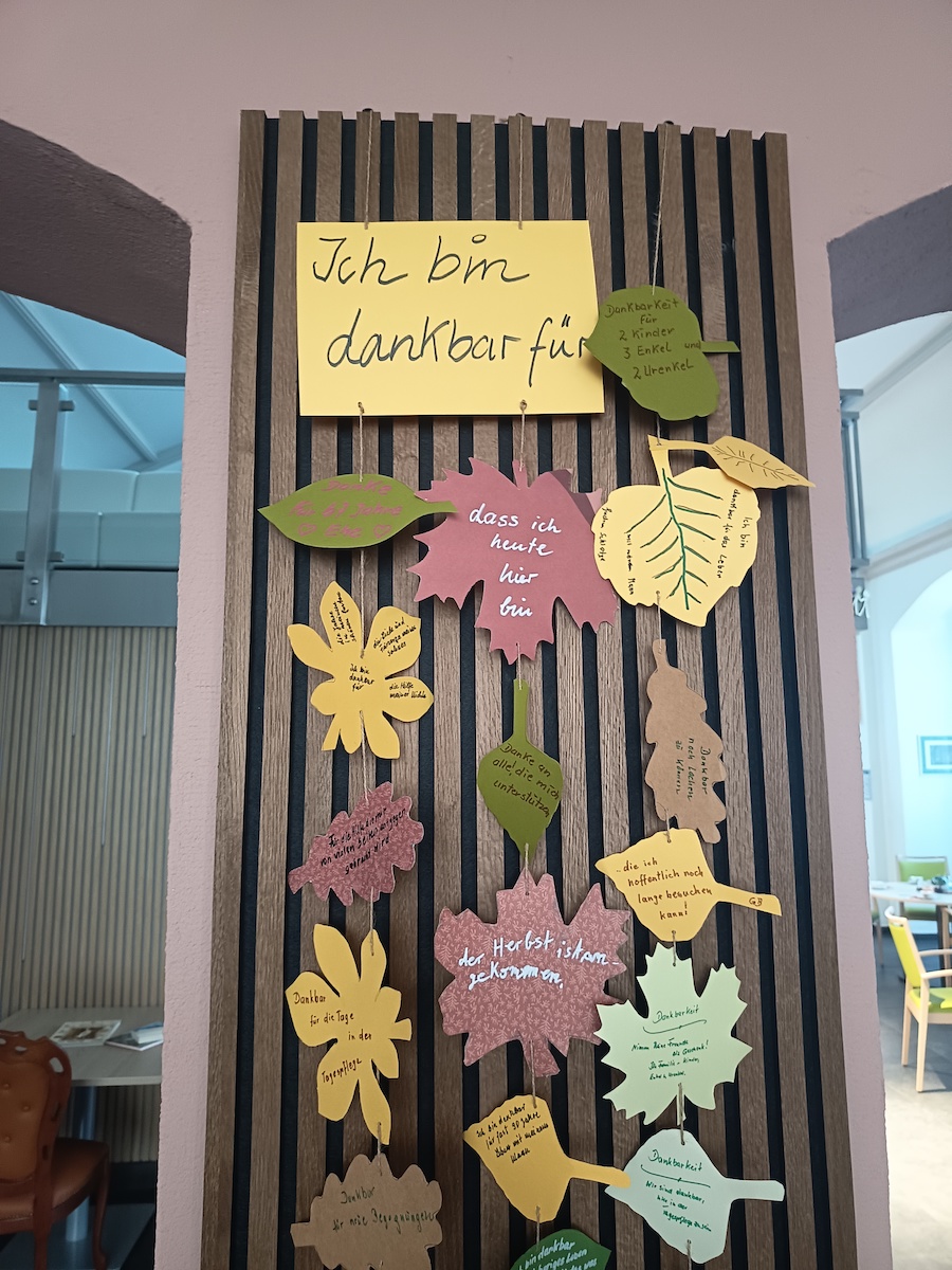 Dankbarkeitswand in der Calando Tagespflege in Dresden Strehlen