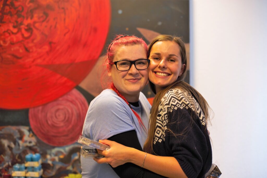 Silvana und Jenny auf der Weihnachtsfeier. (Foto: Sven Wernicke)