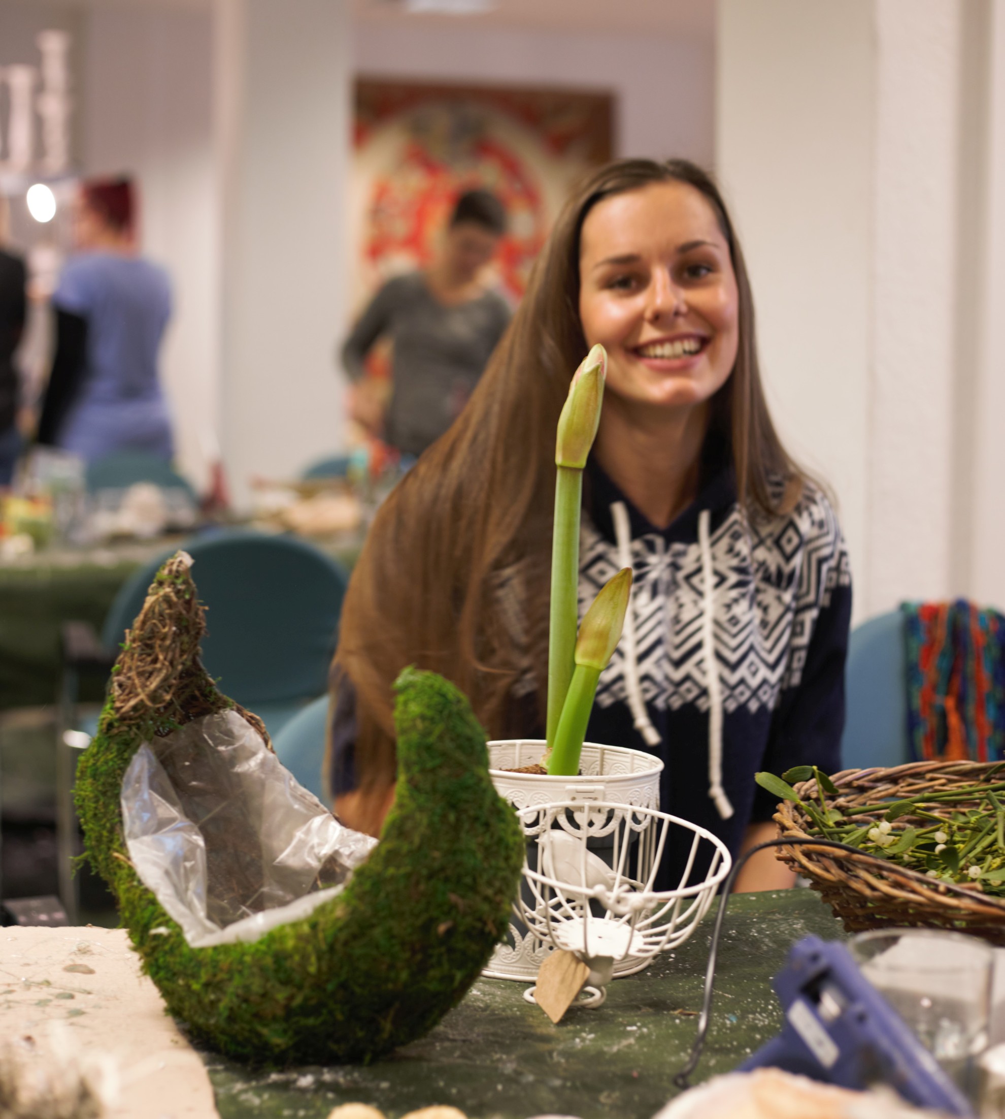 Team-Events finden regelmäßig statt. Zu Weihnachten 2018 bastelte das Team Weihnachtskränze. (Foto: Sven Wernicke)