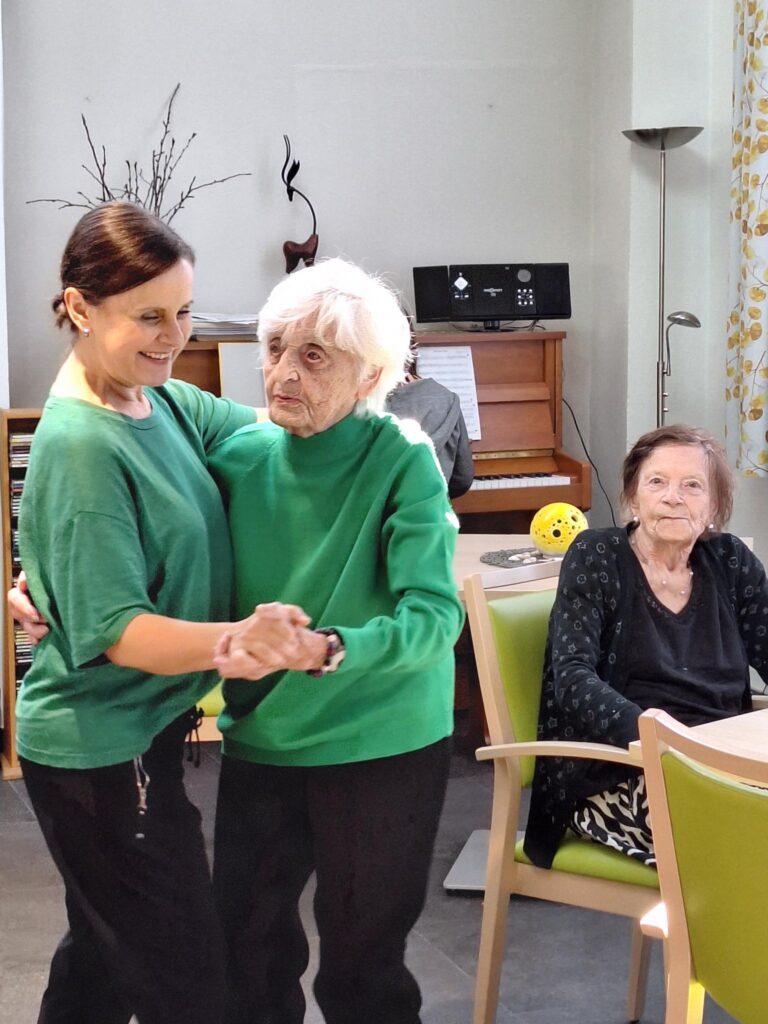 Tanz in der Calando Tagespflege zum Tag der offenen Tür