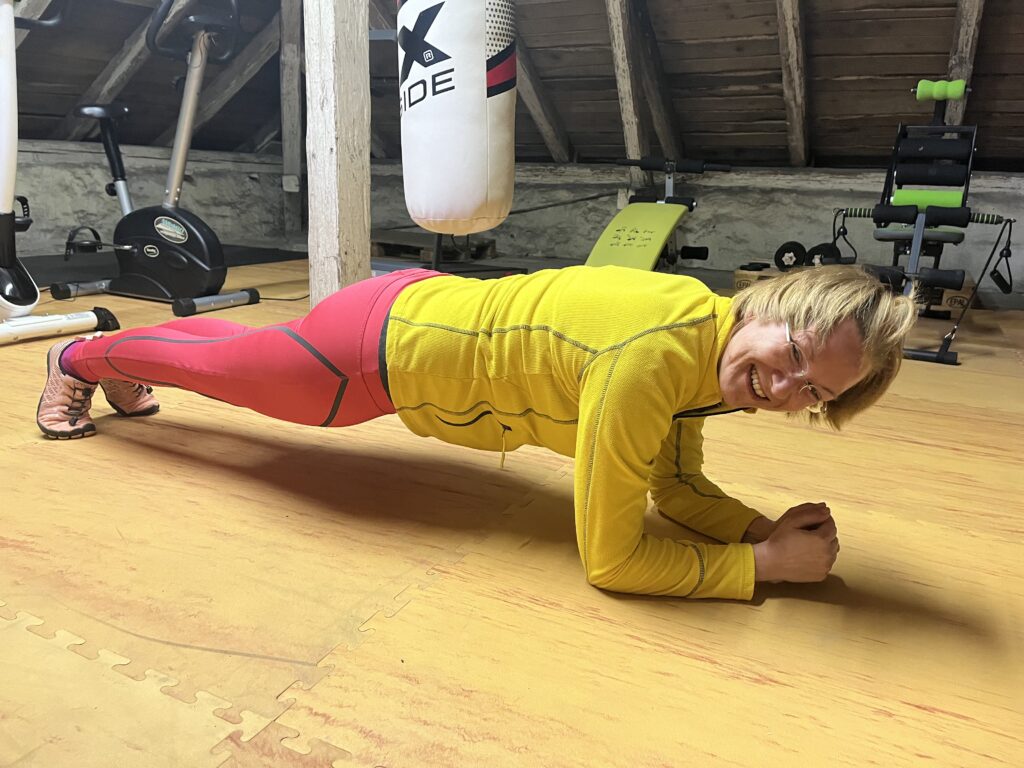 Stephanie zeigt einen Unterarmstütz.
