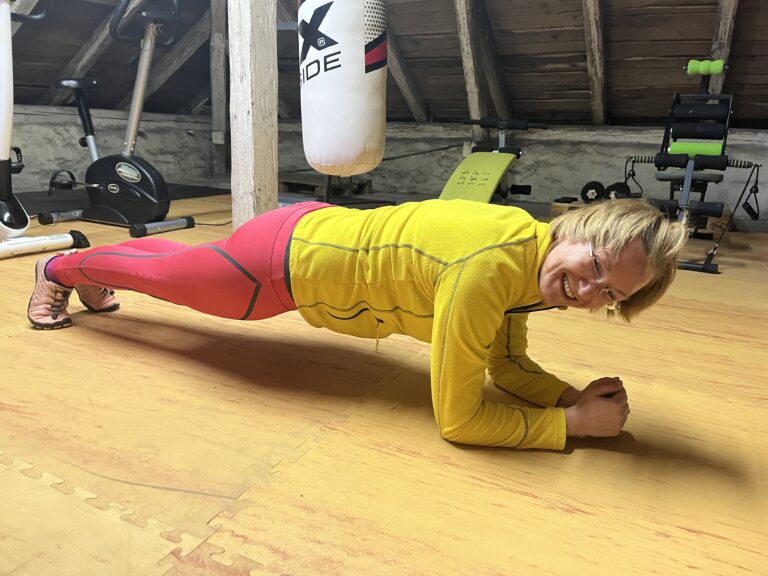 Stephanie zeigt einen Unterarmstütz.